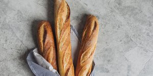 Λεπτή μακρόστενη φρατζόλα ψωμί, η γνωστή γαλλική μπαγκέτα