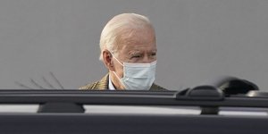 μπαιντεν μπροστα απο αυτοκινητο