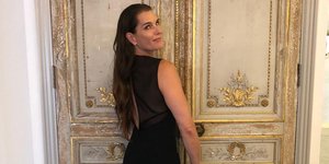 Η Μπρουκ Σιλντς με μαύρο μακρύ φόρεμα