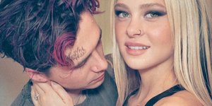 Ο Μπρούκλιν Μπέκαμ αγκαλιάζει την τοπλες αρραβωνιαστικά του 