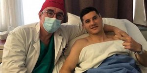 Ο Μάριος Βρουσάι με τον γιατρό του Ολυμπιακού Χρήστο Θέο