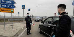 Καραμπινιέρι κάνουν έλεγχο σε αυτοκίνητα