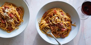 Η πέτρα του σκανδάλου -Αυτή είναι η καρμπονάρα με ντομάτα που εξόργισε τους Ιταλούς