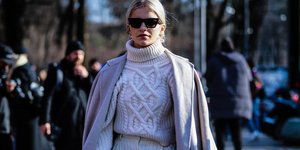 γυναίκα με παλτό στην εβδομάδα μόδας