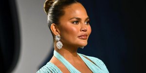 H Κρίσι Τέιγκεν με κότσο στα μαλλιά