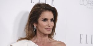 Η Σίντι Κρόφορντ με φόρεμα με έναν ώμο