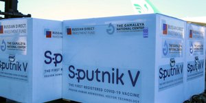 Κοντέινερ με το ρωσικό εμβόλιο Sputnik V