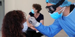 Τεστ κορωνοϊού στο κέντρο της Αθήνας