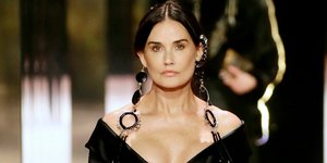 Η Ντέμι Μουρ στην πασαρέλα με μαύρα ρούχα Fendi
