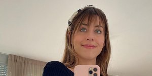 H Demy με κορδέλα στα μαλλιά 