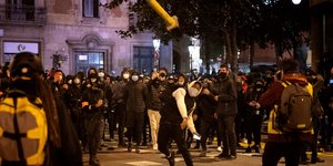 Διαδηλωτές πετούν αντικείμενα στην Βαρκελώνη