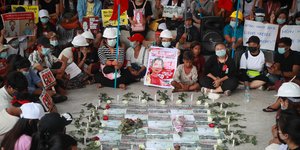 Διαδηλωτές κάθονται πενθώντας θύματα στην Μιανμάρ