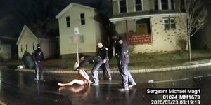 Αστυνομικοί περνούν κουκούλα σε αφροαμερικανό