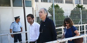 Ο Δημήτρης Κουφοντίνας έξω από φυλακές