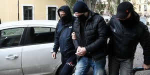 σκυφτός ο Δημήτρης Λιγνάδης οδηγείται στον ανακριτή