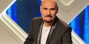 Ο Δημήτρης Σκουλός με μαύρο σακάκι