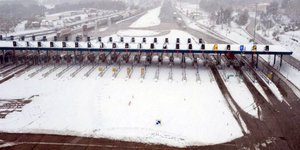 Χιονισμένο τοπίο στα διόδια Αφιδνών