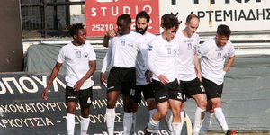 Οι παίκτες της Δόξας Δράμας πανηγυρίζουν την νίκη