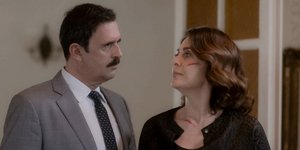 Ο Δούκας και η Μυρσίνη σε σκηνή της σειράς «Άγριες Μέλισσες»