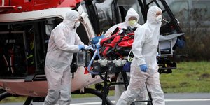 Τραυματιοφορείς με στολές και μάσκες στη Γερμανία