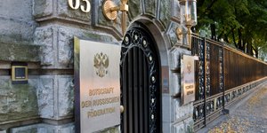 Η είσοδος της Ρωσικής πρεσβείας στο Βερολίνο