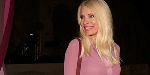 Η Ελένη Μενεγάκη με ροζ φόρεμα