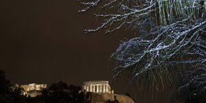 Η Ακρόπολη με φόντο ένα παγωμένο κλαδί δέντρου στην Αθήνα μετά την Κακοκαιρία Μήδεια