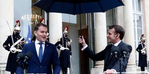 Ο Εμανουέλ Μακρόν κρατά ομπρέλα στον Ιγκόρ Μάτοβιτς