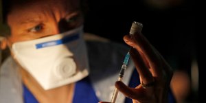 Νοσοκόμα με εμβόλιο ενάντια στον κορωνοϊό στη Βρετανία