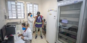 Εμβολιασμός από γιατρούς στην Βραζιλία