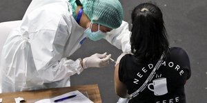 γυναικα πλατη εμβολιαζεται 