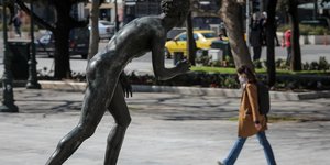 Επιδόματα: Μια κοπέλα περπατά μπροστά από το Καλλιμάρμαρο