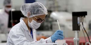 Ερευνήτρια στην παραγωγή του ρωσικού εμβολίου