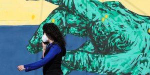 Μια νεαρή γυναίκα περπατά στο δρόμο
