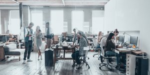 Εργαζόμενοι σε αίθουσα με υπολογιστές