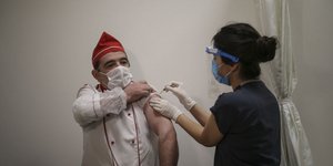 Εργαζόμενος στο σύστημα υγείας της Τουρκίας κάνει το εμβόλιο ενάντια στον κορωνοϊό