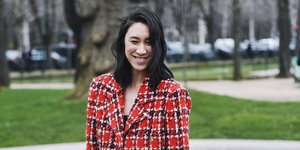 γυναίκα με σακάκι στην εβδομάδα μόδας