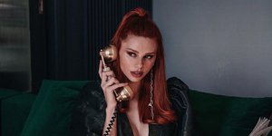 Η Εβελυν Καζαντζόγλου στο σπίτι της