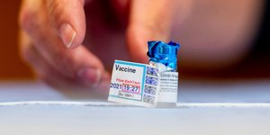 Φιαλίδιο με το εμβόλιο ενάντια στον κορωνοϊό