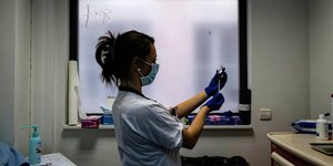 Νοσοκόμα ετοιμάζει εμβόλιο κορωνοϊού