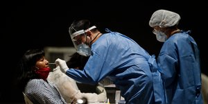 Γιατρός κάνει τεστ κορωνοϊού σε γυναίκα στην Αργεντινή