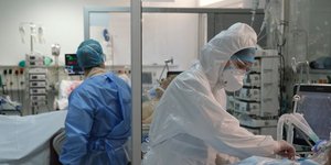 Γιατροί σε ΜΕΘ