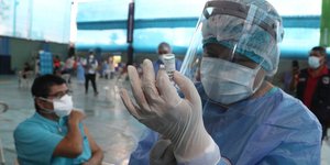 Γιατρός επεξεργάζεται το εμβόλιο για τον κορωνοϊό