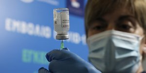 Γιατρός ετοιμάζει εμβόλιο