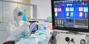 Γιατρός επιβλέπει ασθενή σε ΜΕΘ