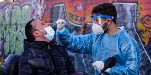 Γιατρός κάνει σε οδηγό τεστ για τον κορωνοϊό