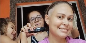 Γυναίκα ξυρίζει το κεφάλι της