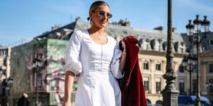 Γυναίκα με λευκό φόρεμα και γυαλιά ηλίου