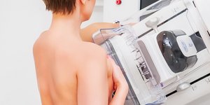 Γυναίκα κάνει μαστογραφία