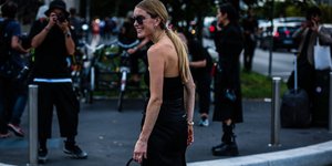 Γυναίκα με μαύρο φόρεμα